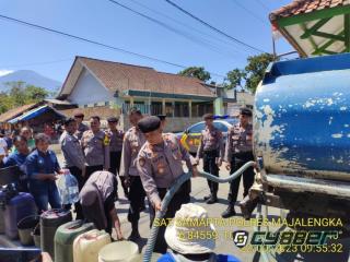Bantuan Kemanusiaan: Polres Majalengka Salurkan Air Bersih untuk Atasi Dampak Kekeringan El Nino