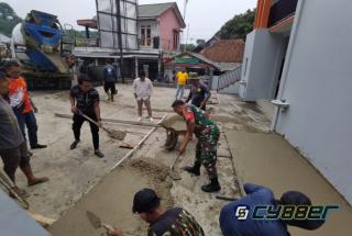 Babinsa Bersama Masyarakat Kerja Bakti Pengecoran Halaman Kantor Desa