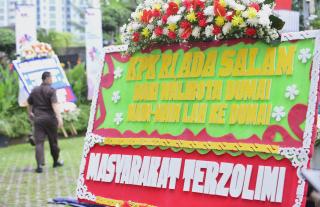 Resah Maraknya Dugaan Korupsi Di Dumai, Masyarakat Kirimi KPK Karangan Bunga