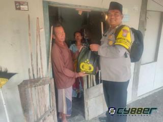 Bhabinkamtibmas Polsek Kembangbahu Gaspol Giat PEDDAL KAMTIBMAS Berikan Bantuan Sosial dan Dengarkan Keluh Kesah Warga Masyarakat 