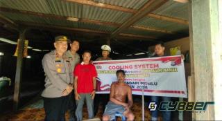 Tanggal Merah, Kapolsek Rengat Barat Gelar Cooling System dan Salurkan Bansos di Desa Talang Mamak.