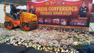 Polresta Bogor Kota Musnahkan Ribuan Botol Minuman Keras dan Petasan