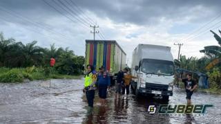 Cegah Macet  Total, Polres Pelalawan Rekayasa Buka Tutup Arus Lalin di Jalintim KM 76-83