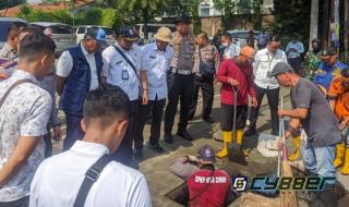 PJ Walikota Cimahi Tinjau Langsung Pengerukan Saluran Air dan Himbau Masyarakat Jaga Lingkungan di Musim Hujan.