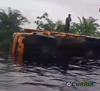Banjir Jalintim Pelalawan, 2 unit Truk Terperosok