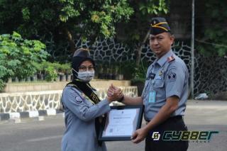 Apresiasi Kinerja, Lapas Cilegon Berikan Piagam Penghargaan Pada Dua Pegawai