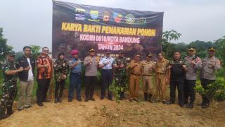 Kodim 0618/Kota Bandung Giat Karya Bakti Penanaman Pohon Bersama Rakyat