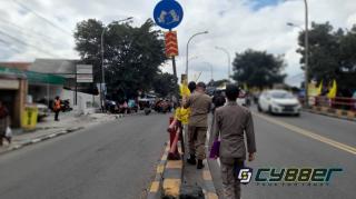 Ratusan Bendera Partai Politik di Flyover Cimindi disita Satpol PP Kota Cimahi.