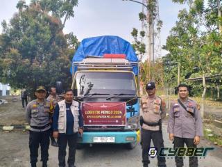 Polri dan TNI Bersinergi Kawal Distribusi Logistik Kotak Suara Perdana ke Kecamatan Kuala Kampar dan Kecamatan Teluk Meranti 