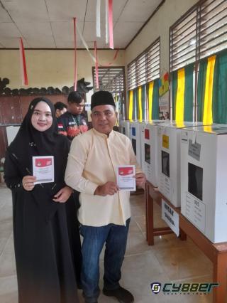 Wabup Pelalawan, Nazaruddin Bersama Istri Gunakan Hak Pilih di TPS 005