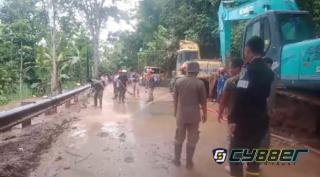 Tiga Alat Berat Diturunkan Untuk Evakuasi Bencana Alam Tanah Longsor di Jalan Raya Cikijing-Kuningan