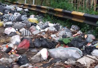 Tak Terkelola, Sampah di Kabupaten Bandung Beserakan di Pinggir Jalan