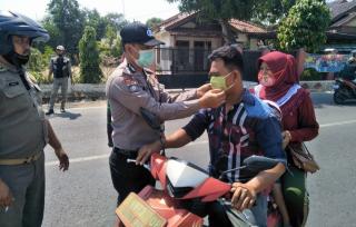 Bersama Tim Gugus, Tugas Polsek Tukdana Gelar Razia Masker Pada Pengguna Roda Dua