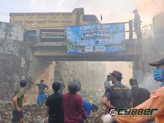 Jelang Musim Hujan, Youth of Cilegon Bersama Warga Gerem Gotong Royong Bersihkan Sungai Cupas