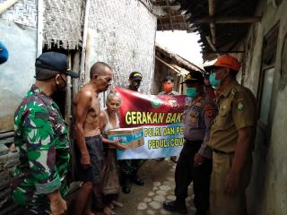 Kapolsek Sliyeg Gandeng Tiga Pilar Bagikan 50 Bungkus Sembako di Lima Desa