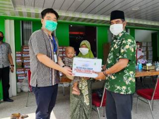 Giat Sosial, Metro Riau Grub Serahkan Bantuan Sembako kepada DPW NU Riau