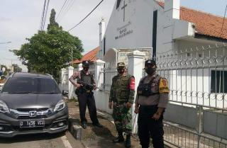 Antisipasi Gangguan Kamtibmas, Polres Majalengka Polda Jabar Bersama Koramil Lakukan Patroli ke Gereja