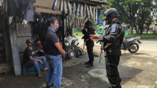 Sat Brimob Polda Jabar Ajak Warga Cimanggung Terapkan Prokes