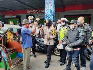 Kapolres Banjar Lepas Pemberangkatan Touring Club Motor Bmax dan Bagikan Sembako Bagi Masyarakat Terdampak Covid-19