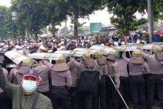 Polisi Bentok dengan Massa yang Diduga Pendukung Habib Rizieq di Sekitar PN Jakarta Timur