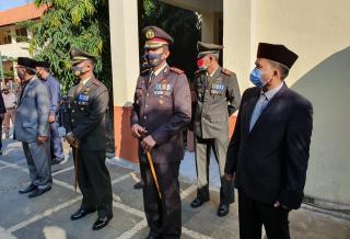 Cegah Covid-19 di Rest Area, Kasat Binmas Polres Majalengka Bagikan Masker kepada Warga