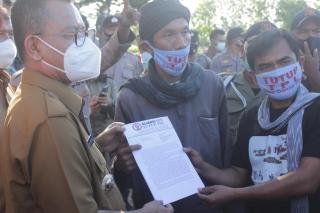 Orasi Ratusan Inang-inang dan Aliansi GERAK Minta Bupati Toba Serius Tutup TPL