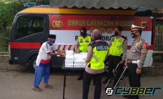 Jelang Buka Puasa Polres Indramayu Bagikan 500 Nasi Kotan Dan Takjil