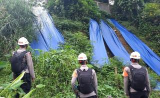 Siaga SAR Sat Brimob Polda Jabar Patroli di Wilayah Rawan Bencana Alam