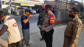 Polres Indramayu Polda Jabar Terus Mensosialisasikan 3M Protokol Kesehatan Kepada Masyarakat