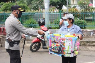 Kapolres Sumedang Bersama Kabid Dokes Polda Jabar Bagikan Masker