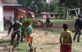 Jelang Peringatan HUT RI Ke-75, Prajurit Pamtas Yonif 125 Kerja Bakti Bersama Guru dan Siswa