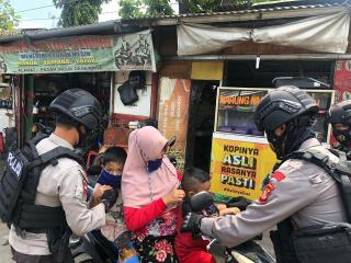 Sat Brimob Polda Jabar Ingatkan Protokol Kesehatan Pada Masyarakat Jatiroke Sumedang
