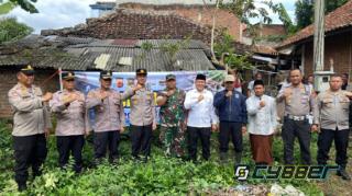 Polres Garut Bedah Rumah Milik Warga Lansia di Desa Suci