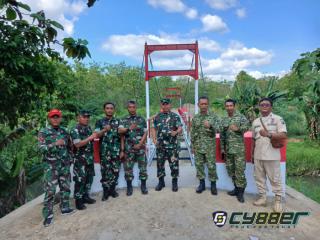 Babinsa Koramil 19/Trucuk Dampingi Peninjauan Pembangunan Jembatan Gantung Garuda