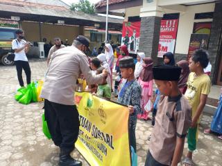 Saat Sosialisasi 3M, Polres Majalengka Polda Jabar Salurkan Bantuan Sosial Kepada Puluhan Anak Yatim Piatu