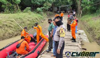 Sat Polair Polres Indramayu Laksanakan Pencarian Korban Tenggelam di Sungai Cimanuk