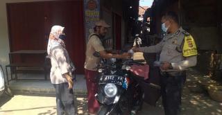 Antisipasi Penyebaran Covid-19, Bhabinkamtibmas di Majalengka Bagi-Bagi Masker pada Warga Binaannya