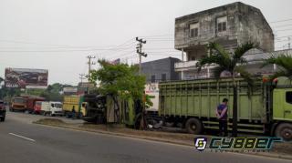 Truk Terguling di Simpang Rimbo Jambi, Arus Lalu Lintas Mendalo Tersendat