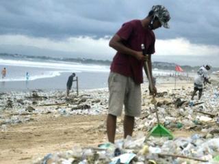 Seorang Pedagang Secara Swadaya Membersihkan Sampah Kiriman yang Memenuhi Sepanjang Pantai Kuta, Badung Mangupura