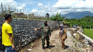 Kades Karangsari Karangpawitan Tinjau Pembangunan TPT dan Drainase
