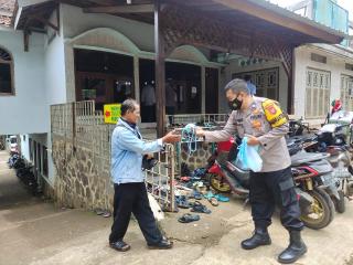 Polsek Pameungpeuk Polresta Bandung Bagikan Masker Gratis, Guna Cegah Penyebaran Covid-19