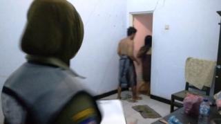 Lagi Asyik Skidipappap, Oknum PNS dan Istri Napi Digrebek Warga dan Petugas Dikamar Kontrakan 