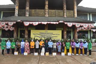 Ketua Dharma Pertiwi Koorcab Merauke Daerah H Serahkan Bantuan Masker Batik