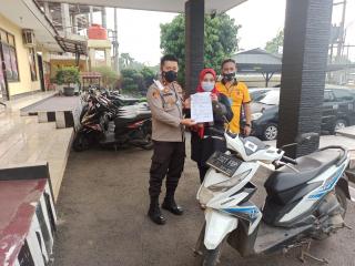 Polsek Cileungsi Polres Bogor Polda Jabar Serahkan Motor Warga Gn. Putri yang Berhasil Diamankan Dalam Operasi Jaran