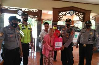 Salurkan Paket Sembako Dari Bhayangkari Polsek Kertajati Sosialiasikan 3M Dan Bagikan Masker Pada Warga