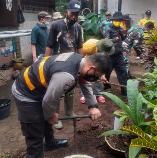 Antisipasi Banjir, Bhabinkamtibmas Desa Cinunuk Bersama Warga Binaannya Membuat Sumur Resapan