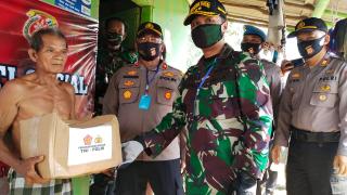 TNI/POLRI Kembali Bagikan 2.100 Sembako Pada Warga Kurang Mampu