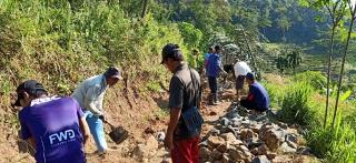 Belum Tersentuh Pemerintah, Warga Panyindangan, Pakenjeng, Bangun Jalan Desa Secara Swadaya