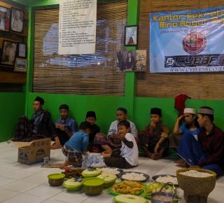 Biro Media Cyber88 Bogor Raya, Buka Bersama dengan Santri di Cimande