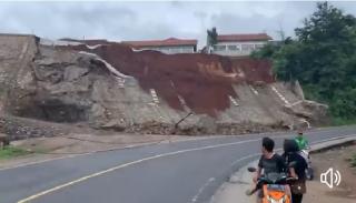 TPT Tinggi 12 Meter Pinggir Jalan Raya Limbangan Ambrol Saat Diguncang Gempa